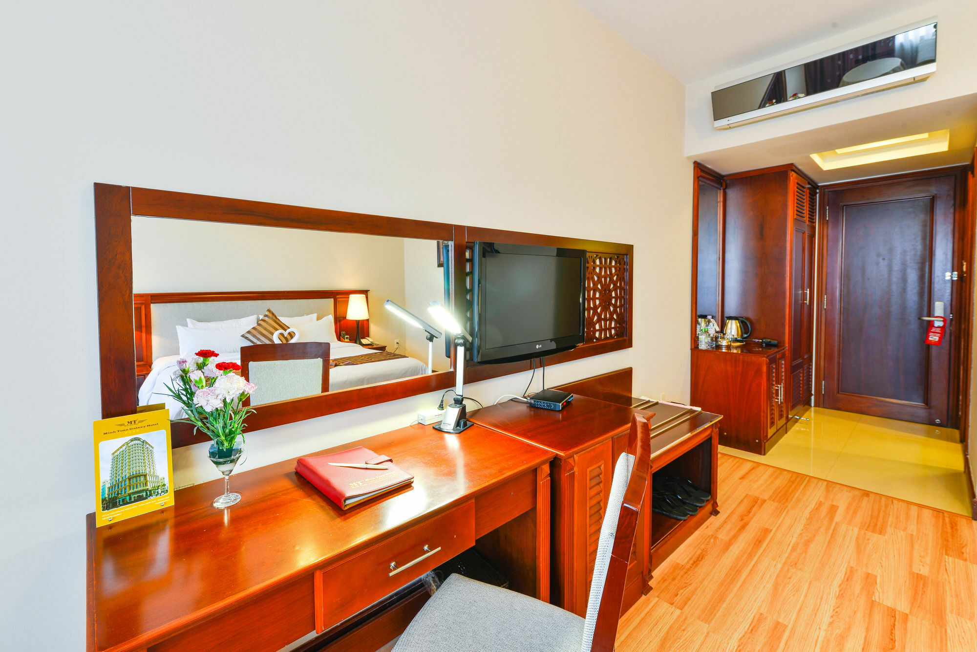 Minh Toan Athena Hotel Дананг Экстерьер фото